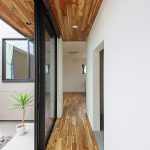 Vol.011中央区石原町 施工例06_廊下 浜松/浜松市/注文住宅/工務店/住宅会社/SE構法/高性能住宅/高気密高断熱/高耐震/W断熱/耐震等級3/断熱等級6/デザイン住宅/おしゃれ/シンプル/モダン/スタイリッシュ/平屋/ふたりの平屋/中庭/コの字の家/小さな平屋/コンパクトな家/ミニマルな暮らし/少人数で暮らす/おひとり様生活/外構デザイン/外構工事/ドライガーデン/ロックガーデン/ボタニカルガーデン/和風庭園