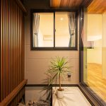 Vol.011中央区石原町 施工例07_中庭 浜松/浜松市/注文住宅/工務店/住宅会社/SE構法/高性能住宅/高気密高断熱/高耐震/W断熱/耐震等級3/断熱等級6/デザイン住宅/おしゃれ/シンプル/モダン/スタイリッシュ/平屋/ふたりの平屋/中庭/コの字の家/小さな平屋/コンパクトな家/ミニマルな暮らし/少人数で暮らす/おひとり様生活/外構デザイン/外構工事/ドライガーデン/ロックガーデン/ボタニカルガーデン/和風庭園