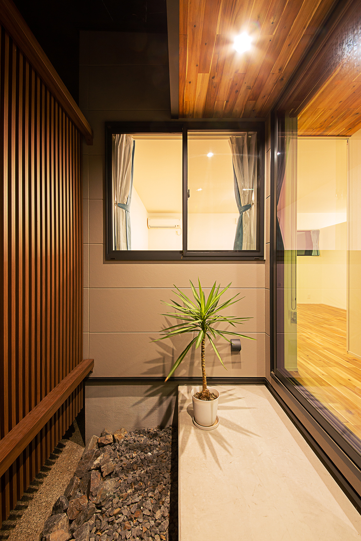 Vol.011中央区石原町 施工例07_中庭 浜松/浜松市/注文住宅/工務店/住宅会社/SE構法/高性能住宅/高気密高断熱/高耐震/W断熱/耐震等級3/断熱等級6/デザイン住宅/おしゃれ/シンプル/モダン/スタイリッシュ/平屋/ふたりの平屋/中庭/コの字の家/小さな平屋/コンパクトな家/ミニマルな暮らし/少人数で暮らす/おひとり様生活/外構デザイン/外構工事/ドライガーデン/ロックガーデン/ボタニカルガーデン/和風庭園