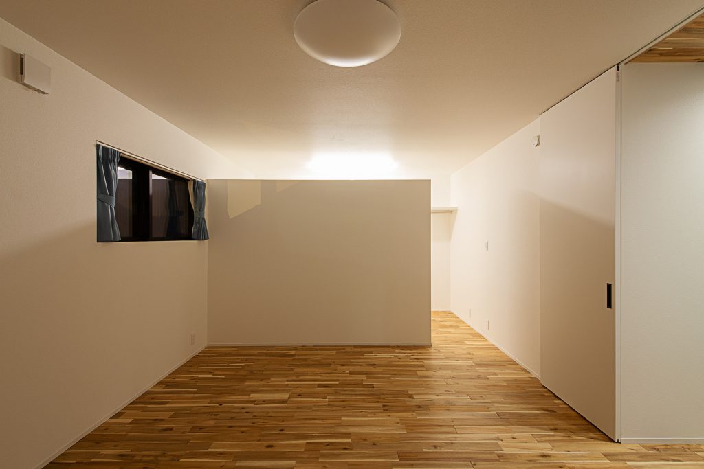Vol.011中央区石原町 施工例08_洋室① 浜松/浜松市/注文住宅/工務店/住宅会社/SE構法/高性能住宅/高気密高断熱/高耐震/W断熱/耐震等級3/断熱等級6/デザイン住宅/おしゃれ/シンプル/モダン/スタイリッシュ/平屋/ふたりの平屋/中庭/コの字の家/小さな平屋/コンパクトな家/ミニマルな暮らし/少人数で暮らす/おひとり様生活/外構デザイン/外構工事/ドライガーデン/ロックガーデン/ボタニカルガーデン/和風庭園