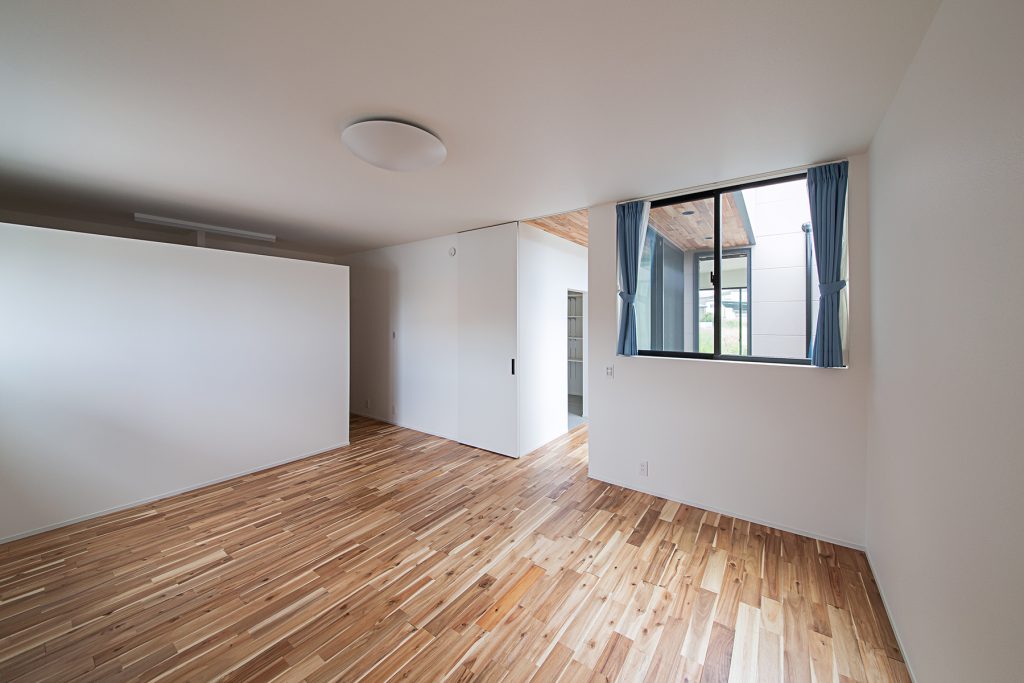 Vol.011中央区石原町 施工例09_洋室② 浜松/浜松市/注文住宅/工務店/住宅会社/SE構法/高性能住宅/高気密高断熱/高耐震/W断熱/耐震等級3/断熱等級6/デザイン住宅/おしゃれ/シンプル/モダン/スタイリッシュ/平屋/ふたりの平屋/中庭/コの字の家/小さな平屋/コンパクトな家/ミニマルな暮らし/少人数で暮らす/おひとり様生活/外構デザイン/外構工事/ドライガーデン/ロックガーデン/ボタニカルガーデン/和風庭園