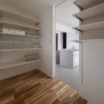 Vol.011中央区石原町 施工例10_パントリー 浜松/浜松市/注文住宅/工務店/住宅会社/SE構法/高性能住宅/高気密高断熱/高耐震/W断熱/耐震等級3/断熱等級6/デザイン住宅/おしゃれ/シンプル/モダン/スタイリッシュ/平屋/ふたりの平屋/中庭/コの字の家/小さな平屋/コンパクトな家/ミニマルな暮らし/少人数で暮らす/おひとり様生活/外構デザイン/外構工事/ドライガーデン/ロックガーデン/ボタニカルガーデン/和風庭園