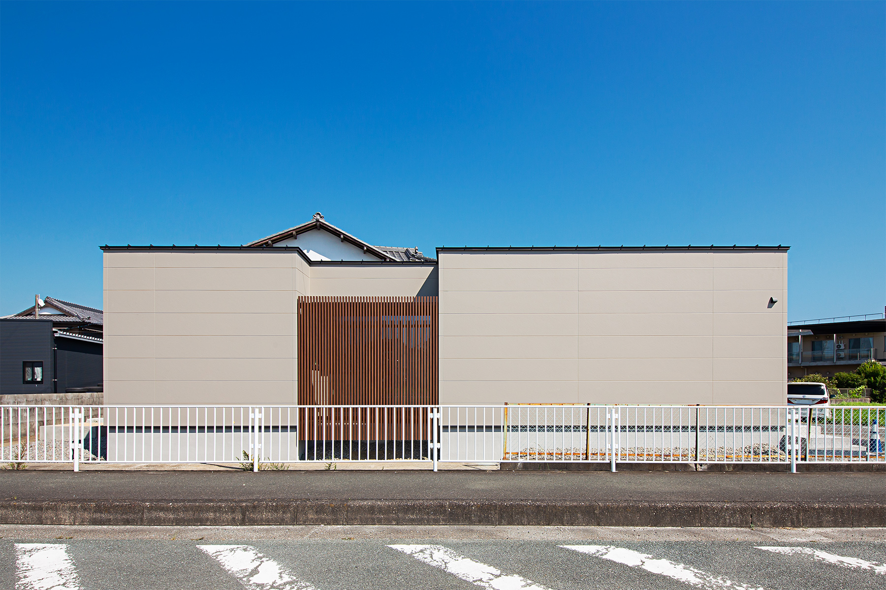 Vol.011中央区石原町 施工例12＿外観②　浜松／浜松市／注文住宅／工務店／住宅会社／SE構法／高性能住宅／高気密高断熱／高耐震／W断熱／耐震等級3／断熱等級6／デザイン住宅／おしゃれ／シンプル／モダン／スタイリッシュ／平屋／ふたりの平屋／中庭／コの字の家／小さな平屋／コンパクトな家／ミニマルな暮らし／少人数で暮らす／おひとり様生活／外構デザイン／外構工事／ドライガーデン／ロックガーデン／ボタニカルガーデン／和風庭園